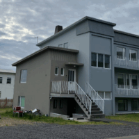 Reisulegt tveggja hæða íbúðarhús með bílskúr - Image 2